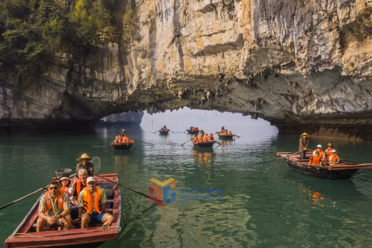 Tận hưởng vẻ đẹp cổng làng Vung Viêng