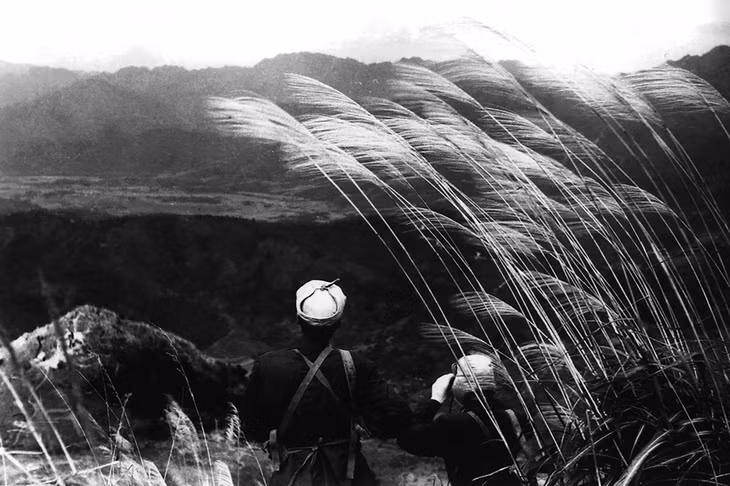 "Monsoon at the border" – a photograph taken by journalist and photographer Do Kha atop Cao Ba Lanh peak, Binh Lieu district, in 1979.