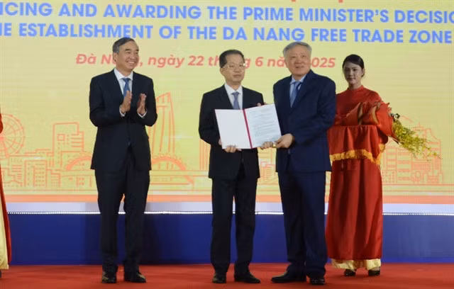 Deputy Prime Minister Nguyễn Hòa Bình presents the Prime Minister's Decision on the establishment of Đà Nẵng Free Trade Zone to Đà Nẵng authorities. — VNA/VNS Photo