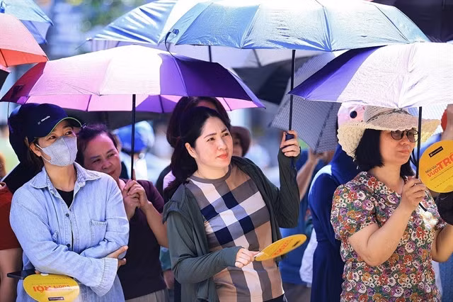 Parents waited in the heat at Hoàng Văn Thụ High School for Gifted Students in Hoà Bình City. VNA/VNS Photo Trọng Đạt
