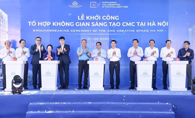 Prime Minister Phạm Minh Chính and other delegates press the button to kick off the construction of the Hà Nội CMC Creative Space. VNA/VNS Photo