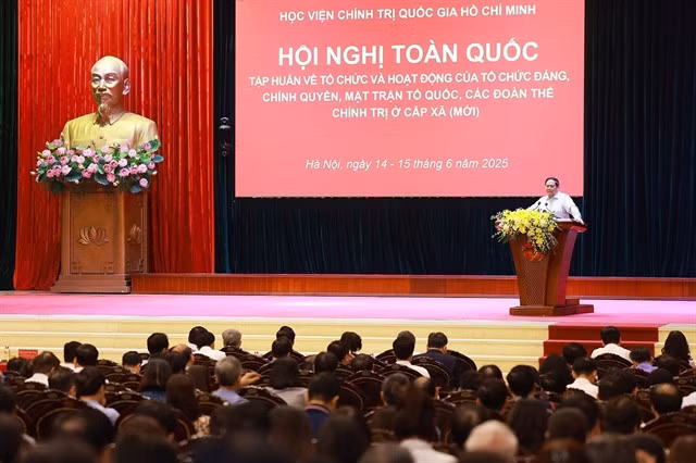 Prime Minister Phạm Minh Chính addresses the closing of the national training conference on the organisation and operations of Party organisation, local administrations, Việt Nam Fatherland Front committee, and political-mass organisations at the commune level, on June 15. — VNA/VNS Photo