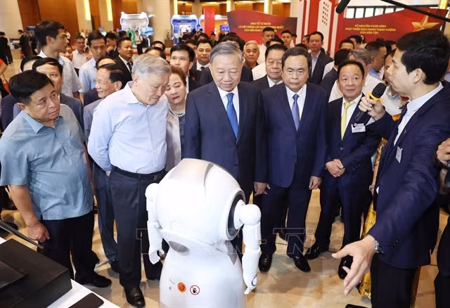 Party General Secretary Tô Lâm and delegates visit an exhibition showcasing products from private enterprises. VNA/VNS Photo