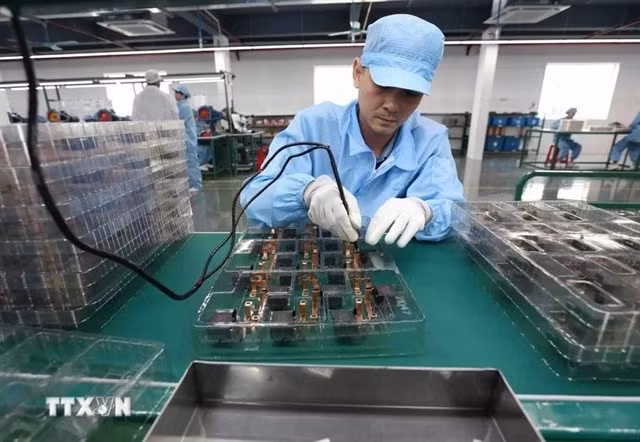 Electronic components for export are produced at Tứ Hạ Industrial Park, Hương Trà Township, Huế City. — VNA/VNS Photo