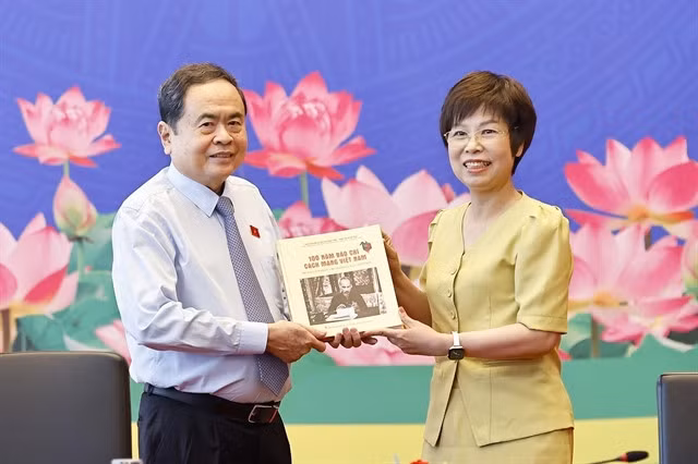 National Assembly Chairman Trần Thanh Mẫn receives the Vietnamese–English photo book titled “100 Years of the Vietnamese Revolutionary Press (1925–2025)” from Vietnam News Agency's General Director Vũ Việt Trang.