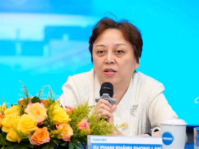 Phạm Khánh Phong Lan, director of the HCM City Food Safety Department, speaks at the seminar. — Photo Độc Lập