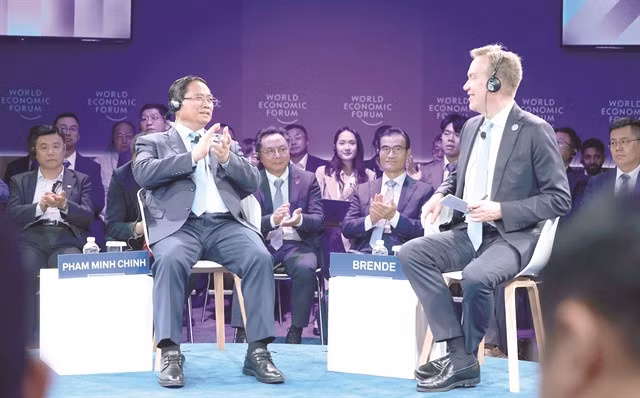 On June 25, PM Chính joins a policy dialogue with WEF President and CEO Børge Brende.