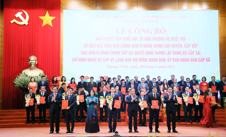 Ban Thường vụ Tỉnh uỷ trao các quyết định của Tỉnh ủy, Ban Thường vụ Tỉnh ủy, các Nghị quyết của HĐND tỉnh và tặng hoa chúc mừng Đảng bộ phường Cẩm Phả