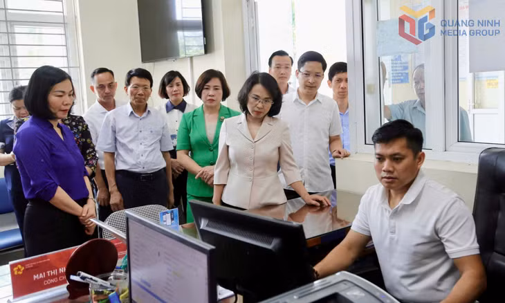 Đồng chí Trịnh Thị Minh Thanh, Phó Bí thư Thường trực Tỉnh ủy, Chủ tịch HĐND tỉnh kiểm tra thực nghiệm việc giải quyết TTHC theo mô hình chính quyền địa phương 2 cấp tại xã Hải Hòa.