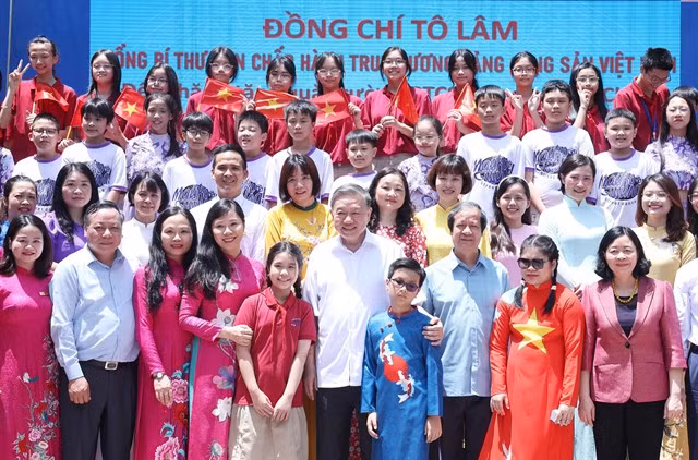 Party General Secretary Tô Lâm visited and presented gifts to teachers and students with disabilities of Nguyễn Đình Chiểu Secondary School and Xã Đàn Secondary School. VNA/VNS Photo