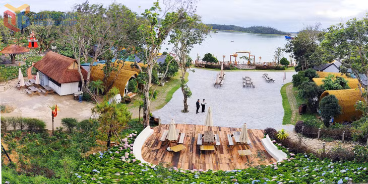 Located next to Hong Van beach, this destination faces a serene lake and is adorned with a wide variety of blooming flowers.