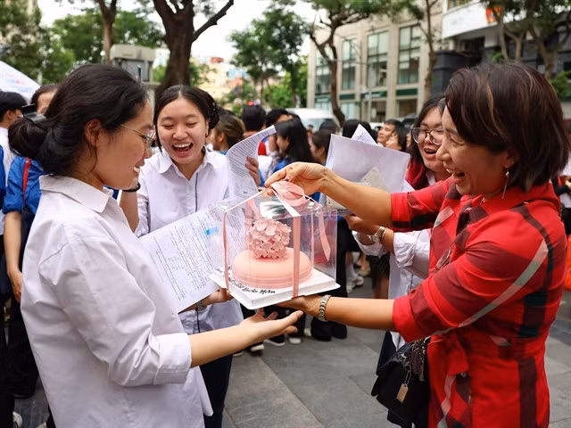 A students was greeted with a birthday cake and birthday wishes from parents and friends after leaving the Trưng Vương Secondary School examination site in Hà Nội. Today was also the girl's birthday. VNA/VNS Photo Thanh Tùng