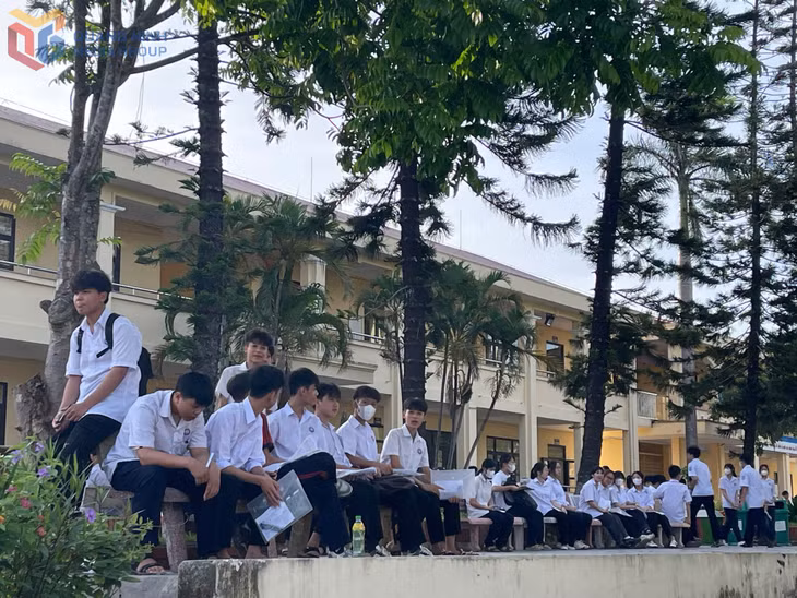 Candidates arrive at Quang Yen town's Bach Dang High School, ready to begin the entrance exam.