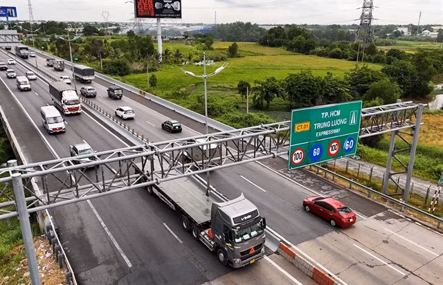 Vechicles travel on HCM City - Trung Lương - Mỹ Thuận Expressway's section through the Mekong Delata province of Long An.—VNA/VNS Illustrative Photo Hồng Đạt