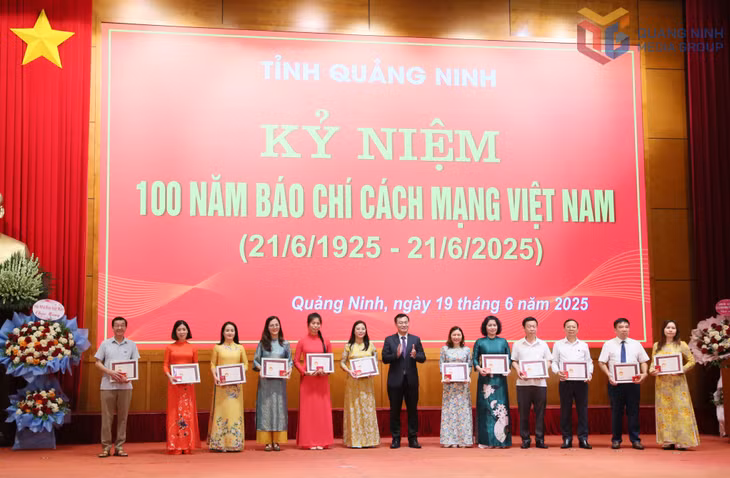 Các hội viên tiêu biểu Hội Nhà báo tỉnh nhận Kỷ niệm chương