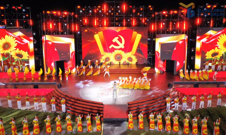 The art show featured nearly 500 artists and performers, showcasing acts that celebrated the homeland, the nation, and the dynamic development of Quang Ninh province