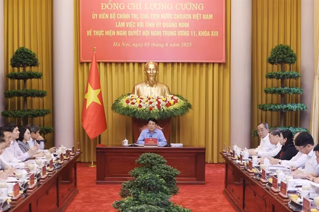 President Lương Cường chairs a meeting with Quảng Ninh Province's representatives in Hà Nội on Thursday. VNA/VNS Photo Lâm Khánh