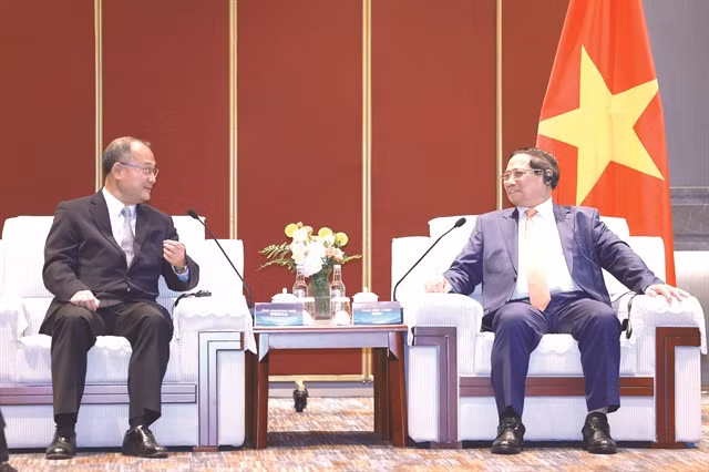 PM Chính talks with Jonathan Choi, chairman of Hong Kong-based Sunwah Group.