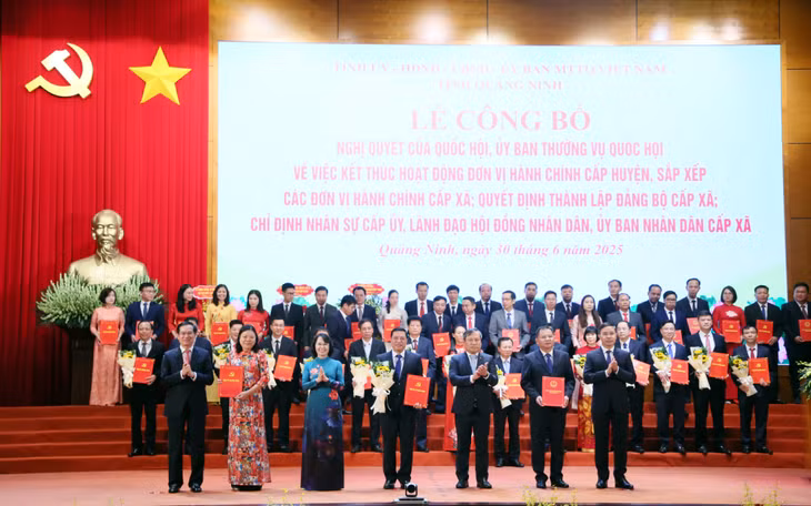 Ban Thường vụ Tỉnh uỷ trao các quyết định của Tỉnh ủy, Ban Thường vụ Tỉnh ủy, các Nghị quyết của HĐND tỉnh và tặng hoa chúc mừng Đảng bộ xã Ba Chẽ
