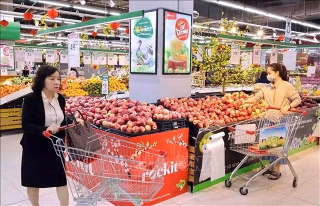 Consumers shop at Winmart Võ Thị Sáu in Hai Bà Trưng district, Hà Nội. — VNA/VNS Photo