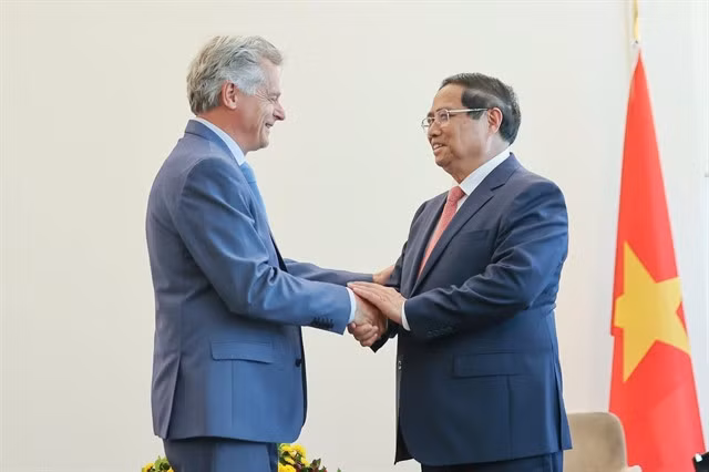Prime Minister Phạm Minh Chính received National Secretary of the French Communist Party (PCF) Fabien Roussel in Paris on June 10. VNA/VNS Photo