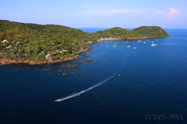 To strike a balance between conservation and development, Kiên Giang Province has adopted several measures, including monitoring and regulating fishing. —VNA/VNS Photo Dương Giang
