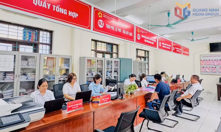 Trung tâm Phục vụ hành chính công phường Vàng Danh vận hành thực nghiệm quy trình tiếp nhận, giải quyết TTHC cho người dân, doanh nghiệp. Ảnh: Mạnh Trường