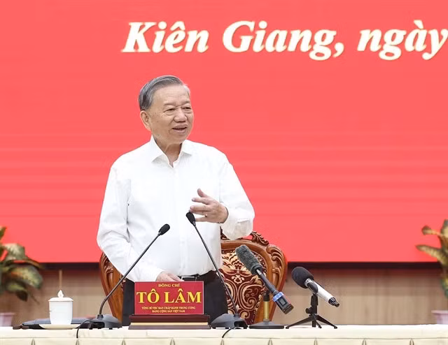Party General Secretary Tô Lâm delivers his speech at a working session with An Giang and Kiên Giang provinces' leaders on Wednesday. — VNA/VNS Photo Thống Nhất