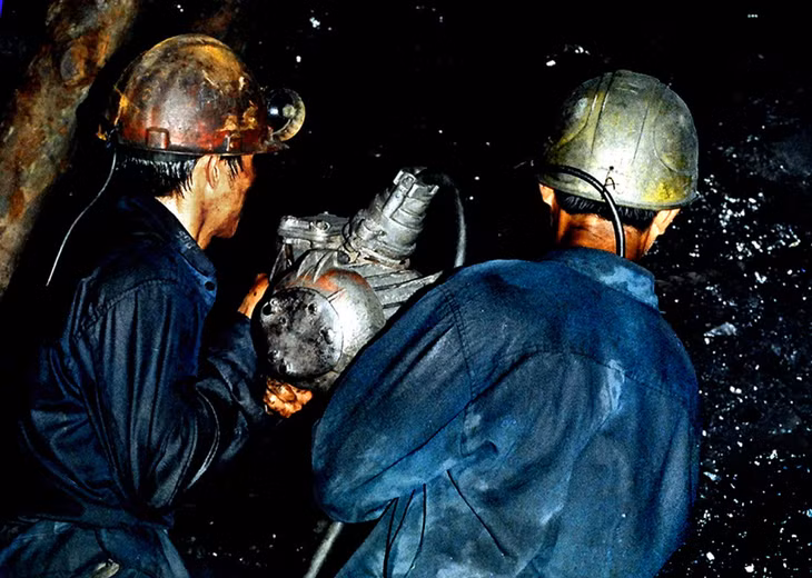 Journalist and photographer Do Khanh is well known for his works capturing the rhythm of working life. His photo 'In front of the coal mirror', taken at Ha Lam Mine and published in Quang Ninh Newspaper, has received multiple photography awards.