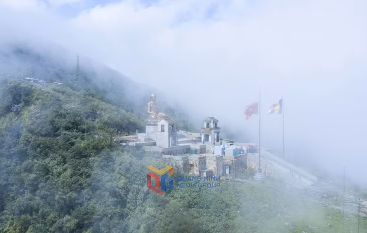Trượng Phật Hoàng mờ ảo trong sương