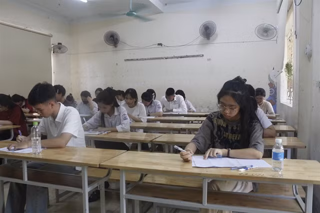 Students in Nghệ An province doing the Literature exam. Over 40,000 students in the province participated in this year's examinations. VNA/VNS Photo Bích Huệ