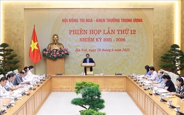 Prime Minister Phạm Minh Chính, Chairman of the Central Council for Emulation and Commendation for the 2021–2026 tenure, chairs the council’s 12th session in Hà Nội on June 28, 2025. VNA/VNS Photo