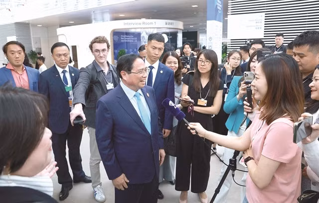 Prime Minister Chính responds to questions from international reporters following the policy dialogue with President Brende of the WEF.