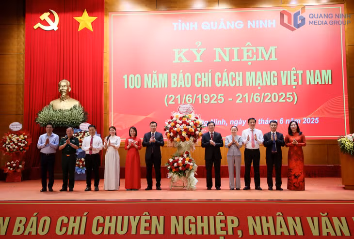 Tỉnh Quảng Ninh tặng hoa chúc mừng kỷ niệm 100 năm Ngày Báo chí Cách mạng Việt Nam, 97 năm Báo Than, 62 năm Báo Quảng Ninh ra số đầu tiên, 42 năm phát song Truyền hình Quảng Ninh.