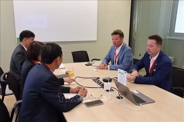 Representatives from Vietnamese localities meet with Swiss partners on the sidelines of the dialogue. — VNA/VNS Photo