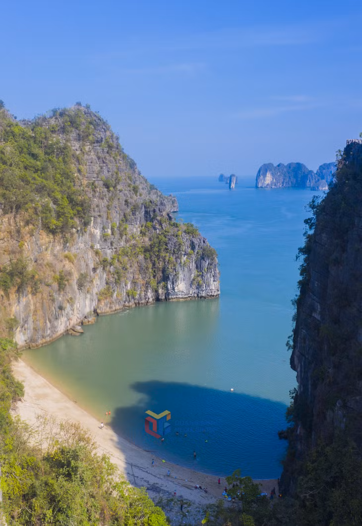 Vịnh Hạ Long đẹp hơn bởi bãi cát trắng tự nhiên