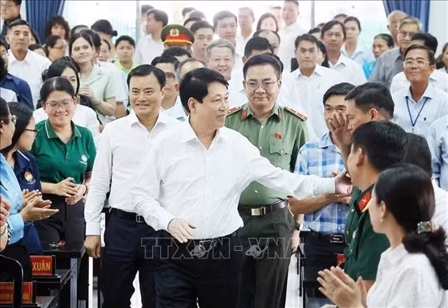 State President Lương Cường meets with voters in Hóc Môn and Củ Chi district, Hồ Chí Minh City, on June 28, 2025. VNA/VNS Photo