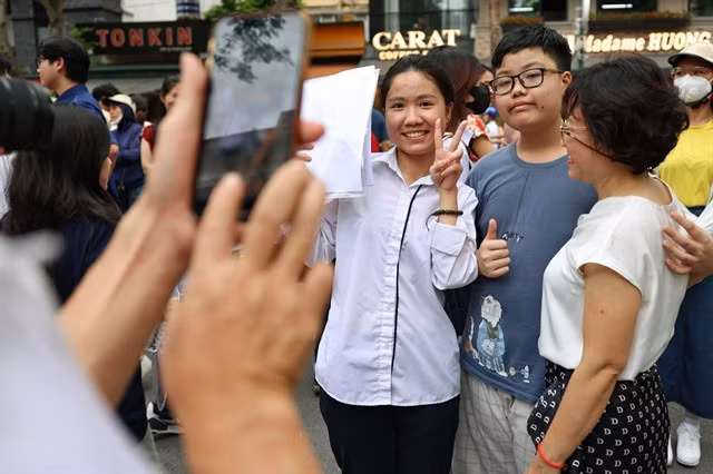 A girl in Hà Nội smiles after finishing her Mathematics test. The Graduation exams will continue on Friday for this girl alongside 1.16 million other students who registered for the exam. VNA/VNS Photo Thanh Tùng