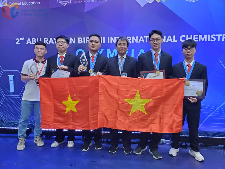Trinh Viet Hoang (second from left), a student from Ha Long High School for the Gifted (Quang Ninh), alongside teammates at the 2025 Abu Rayhan-Biruni International Chemistry Olympiad.