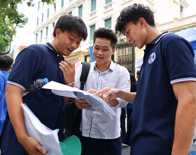 Candidates discussed their work after finishing the Mathematics exam in Hà Nội VNA/VNS Photo Thanh Tùng