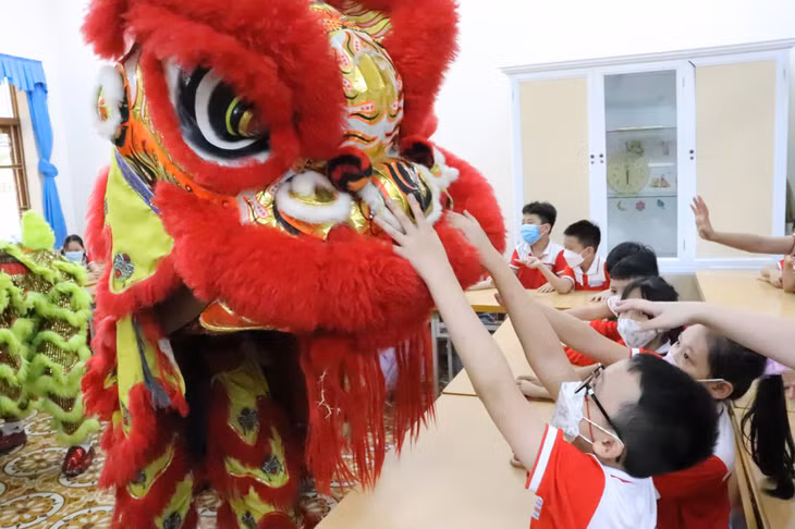 Mid-autumn festival celebrated at school ảnh 7