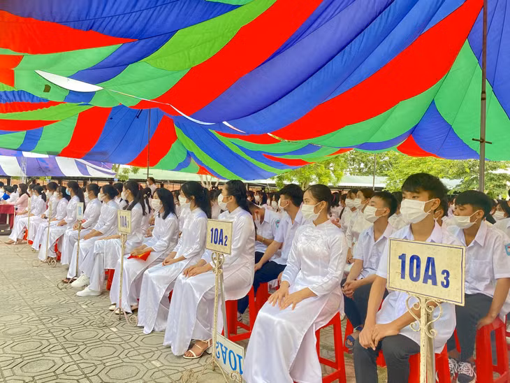 The school welcomed 293 students of grade 10 in this new school year.