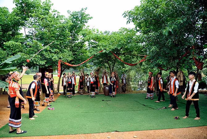 Introducing folk games at the Thai ethnic village