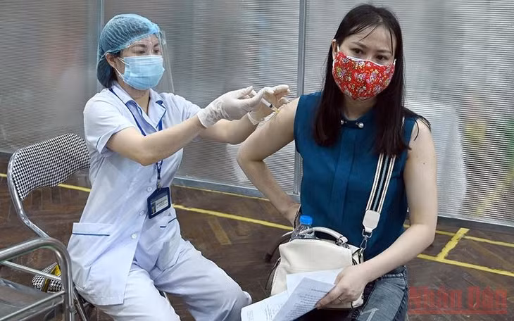 Vaccination against COVID-19 for people in Dong Da district, Hanoi