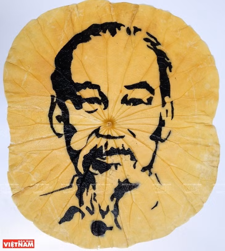 An Artwork from lotus leaves (Photo: VNA)