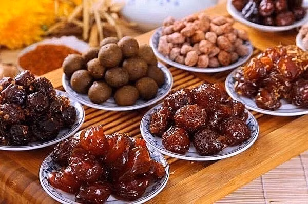 Apart from mooncakes and fresh fruits, ô mai or mixed salted sugared fruits are also displayed to celebrate the festival. — Photo tuoitrethudo.com.vn