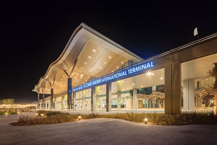 Cam Ranh airport welcomes first int’l flight amid COVID-19 pandemic ảnh 1