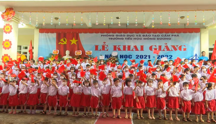Students of grade 1 at Mong Duong Primary School in Cam Pha city looked happy on the first day to school.