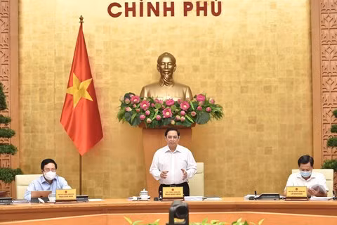 Prime Minister Pham Minh Chinh (center) presides over a national meeting on COVID-19 response at Government Office, Ha Noi, September 5, 2021. 