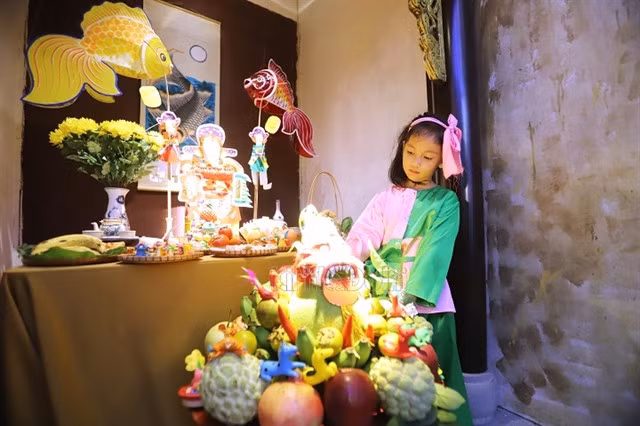 A girl is pictured with a traditional Mid-Autumn Festival tray. Photo kinhtedothi.vn